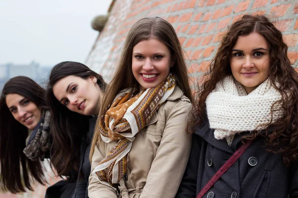 Portret Czterech Atrakcyjnych Młodych Kobiet Uśmiechniętych Śmiejących Się — Zdjęcie stockowe