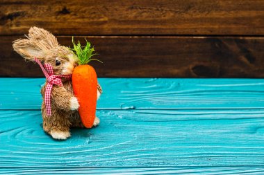 Tahta duvarda fotokopi alanı olan Paskalya tavşanı