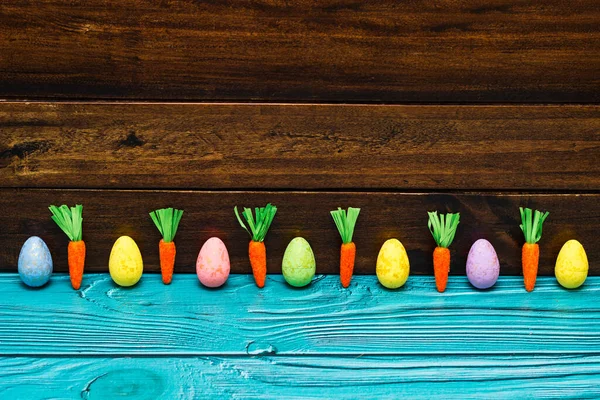 Πασχαλινά Αυγά Και Καρότα Άδειο Ξύλινο Τραπέζι Χώρο Αντιγραφής — Φωτογραφία Αρχείου