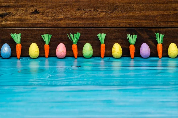 Πασχαλινά Αυγά Και Καρότα Άδειο Ξύλινο Τραπέζι — Φωτογραφία Αρχείου