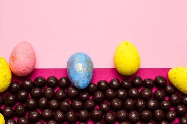Σοκολάτα Και Πασχαλινά Αυγά Στο Χρώμα Φόντο Καλό Πάσχα — Φωτογραφία Αρχείου