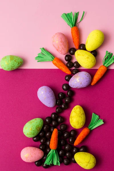 Σοκολάτα Και Πασχαλινά Καρότα Στο Χρώμα Φόντο — Φωτογραφία Αρχείου