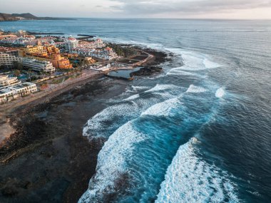Gün batımında Tenerife 'deki Playa de Las Americas' ın hava manzarası