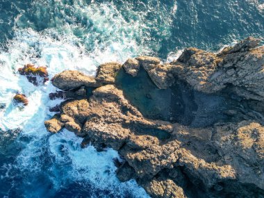 Tenerife 'de kristal berrak suyu olan güzel bir doğal havuz manzarası.