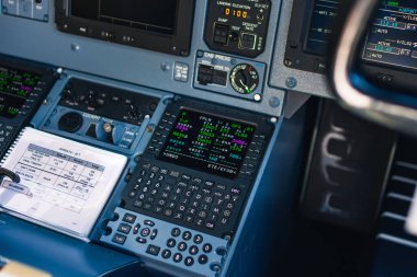 Pilotların yakın kokpit görüntüsü uçuştaki cihazlar ve bilgisayarlar
