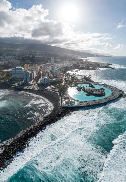 Tenerife, Kanarya Adaları 'ndaki Puerto de La Cruz şehrinin panoramik hava manzarası