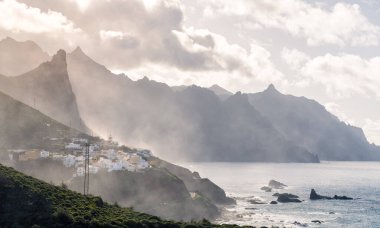 Gün batımında Almaciga balıkçı köyünün güzel manzarası. Tenerife 'nin kuzey kıyısı, Kanarya Adaları