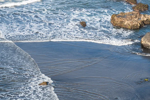 Kis Hullámok Törnek Gyönyörű Fekete Vulkanikus Homokos Tengerparton Benijo Playa — Stock Fotó