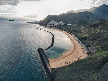 Gün batımında Playa de las Teresitas 'ın hava manzarası. Tenerife, Kanarya Adaları