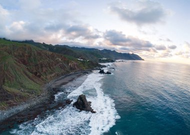 Gün batımında Playa de Benijo 'nun panoramik hava manzarası. Tenerife, Kanarya Adaları