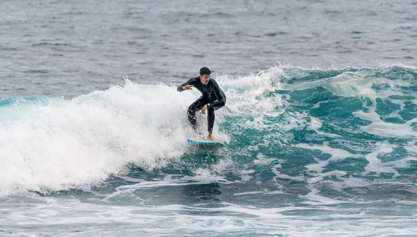Genç Adam Tenerife Dalgıç Kıyafetiyle Sörf Yapıyor — Stok fotoğraf