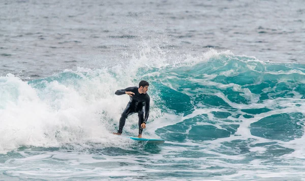 Atletik Genç Adam Tenerife Dalgıç Kıyafetiyle Sörf Yapıyor — Stok fotoğraf