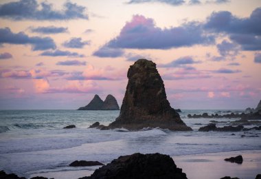 Gün batımında Tenerife, Benijo sahilinde lav kaya oluşumları