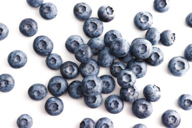 Yaban mersini yığını. Beyaz arka planda izole edilmiş taze meyve, üst görünüm