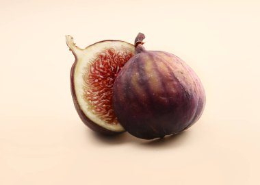 Bej arka planda tropik olgun mor incir meyvesi