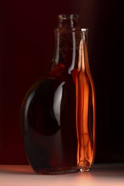 Renkli, alkollü bir içecek ve arka planda soyut gölgeler..