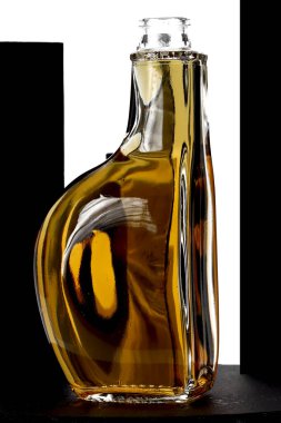 Renkli bir içki şişesi. Soyut özetler.