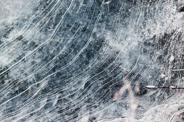 Doğanın donmuş nehirdeki kış şablonu.