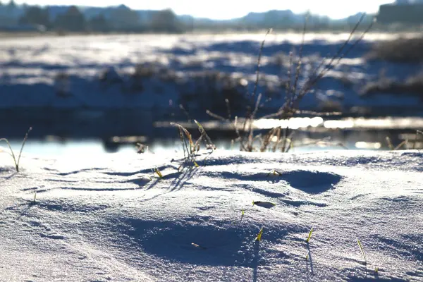Зимний Пейзаж Берег Реки Дрейфами Крупным Планом Размытом Красочном Фоне — стоковое фото