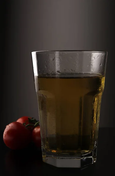 Szklanka Świeżego Zimnego Piwa Przekąską Ciemnym Tle — Zdjęcie stockowe
