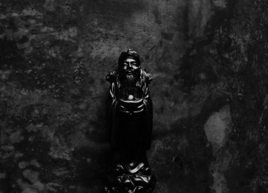 Atmosferik sahne, tapınakta heykel. Fotoğraf gösterişsiz..