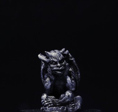 Siyah arka planda ilginç şekilli taş canavar..