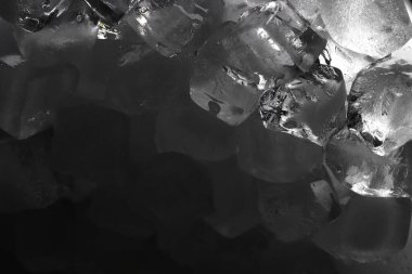 Siyah arka planda buz küpleri. Düşük tuşlu fotoğraf