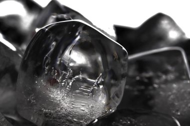 Siyah arka planda buz küpleri. Gösterişsiz fotoğraf. Kapat.