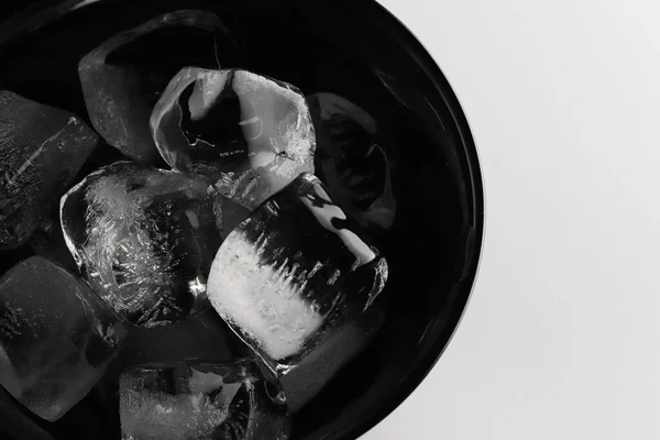黑色的碗里塞满了冰块 — 图库照片