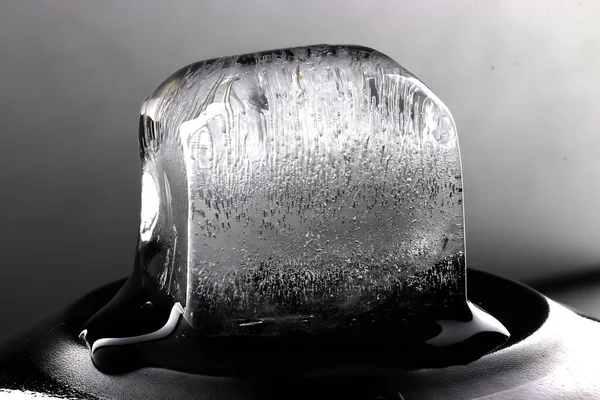 Кубик Льоду Чорному Тлі Низькі Ключові Фото Крупним Планом — стокове фото
