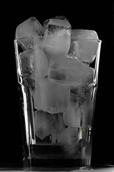 透明的杯子里装满了冰冷的冰块 — 图库照片