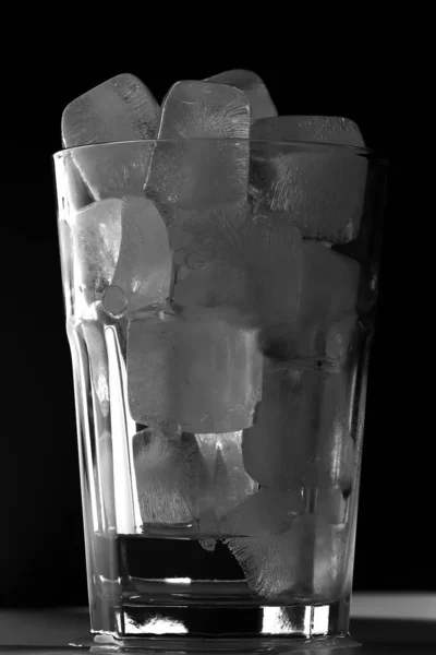 Διαφανές Ποτήρι Γεμισμένο Παγάκια — Φωτογραφία Αρχείου