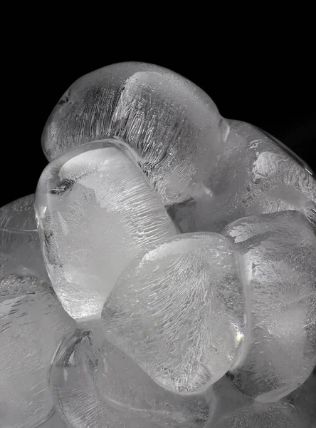 黒の背景に氷のキューブ 鍵の低い写真 — ストック写真