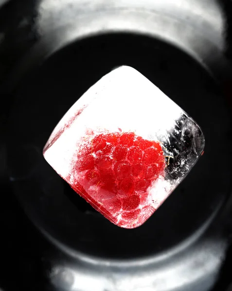 Замороженная Малина Внутри Кубика Льда Вид Сверху — стоковое фото