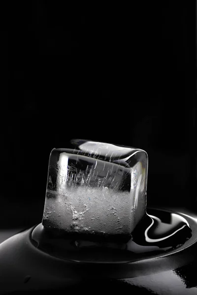 Cubo Gelo Sobre Fundo Preto Fotografia Discreta Fechar — Fotografia de Stock