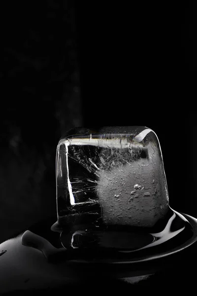 Cubo Gelo Sobre Fundo Preto Fotografia Discreta Fechar — Fotografia de Stock