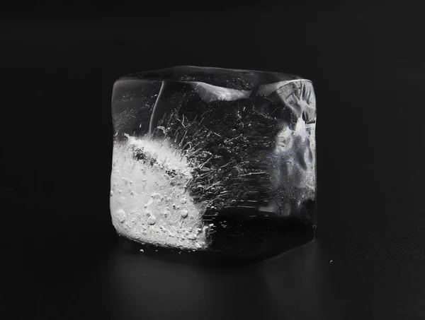 Cub Gheață Fundal Negru Poză Cheie Joasă Close — Fotografie, imagine de stoc