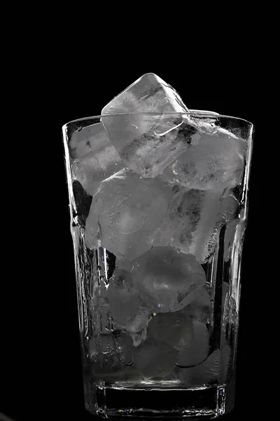 Прозоре Скло Наповнене Кубиками Холодного Льоду — стокове фото