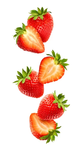 Hele Gesneden Verse Aardbeienvruchten Lucht Samenstelling Van Vallende Zomerbessen Geïsoleerd — Stockfoto