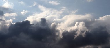 Gökyüzü manzarası. Günbatımının arka planında büyüleyici bulutlar. Kümülüs ve yağmur bulutları