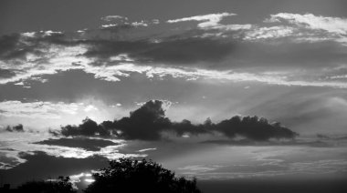 Siyah beyaz manzara. Büyüleyici zıt bulutlar. Genel plan.