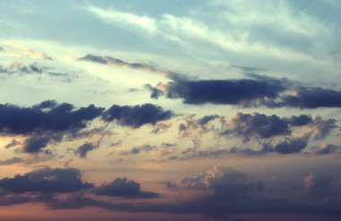 Gökyüzü manzarası. Renkli gün batımı. Ufuk çizgisi koyu tuş.