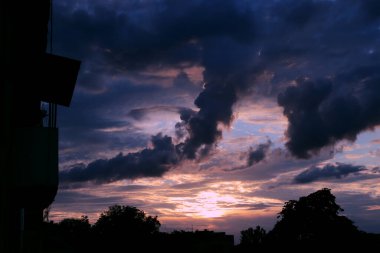 Gökyüzü manzarası. Günbatımının arka planında büyüleyici bulutlar. Kümülüs ve yağmur bulutları