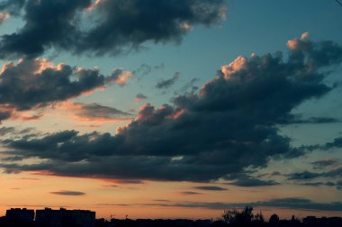 Gökyüzü manzarası. Renkli gün batımı. Ufuk çizgisi koyu tuş.