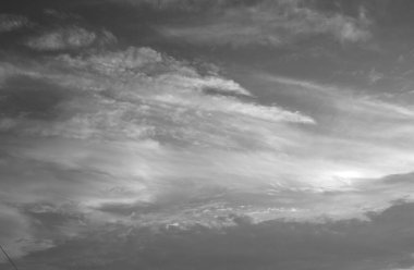 Siyah beyaz manzara. Büyüleyici zıt bulutlar. Genel plan.