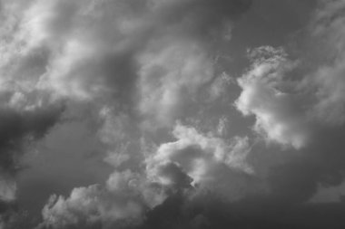 Siyah beyaz manzara. Büyüleyici zıt bulutlar. Genel plan.