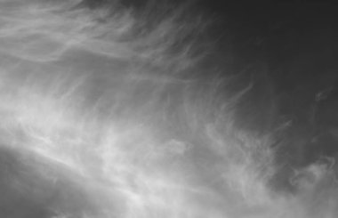 Siyah beyaz manzara. Büyüleyici zıt bulutlar. Genel plan.