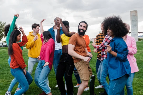 Különböző Fiatalok Táncolnak Együtt Parkban Jól Érzik Magukat Koncepció Sokszínűség Jogdíjmentes Stock Képek