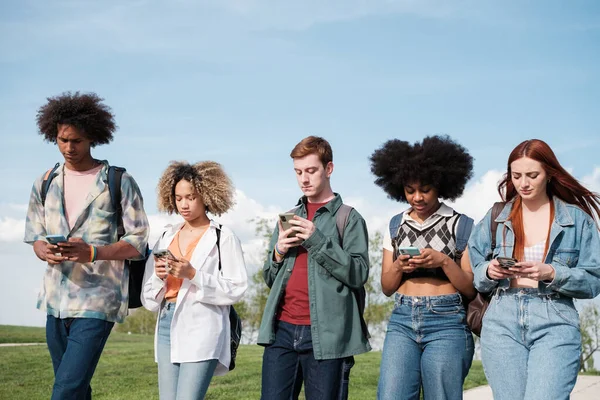 Diákok Csoportja Sétál Végig Egyetemen Csak Mobilt Nézik Koncepció Okostelefon Jogdíjmentes Stock Fotók