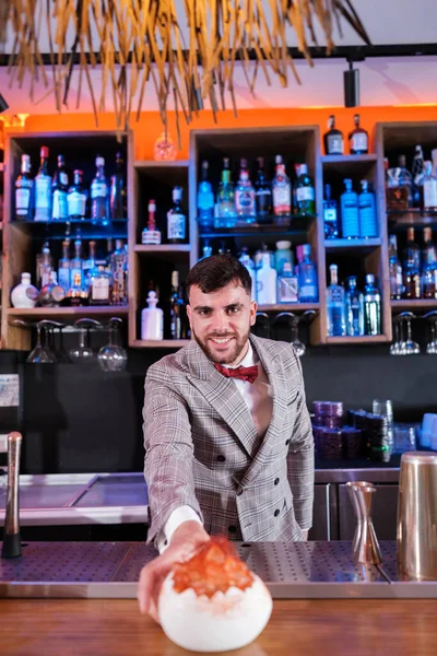 Jeune Barman Préparant Cocktail Orange Concept Boissons Vie Nocturne Plaisir Photo De Stock